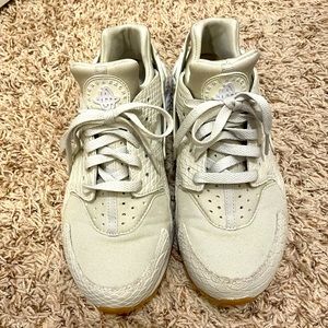 Women’s Nike Sand & Snake Print Huaraches